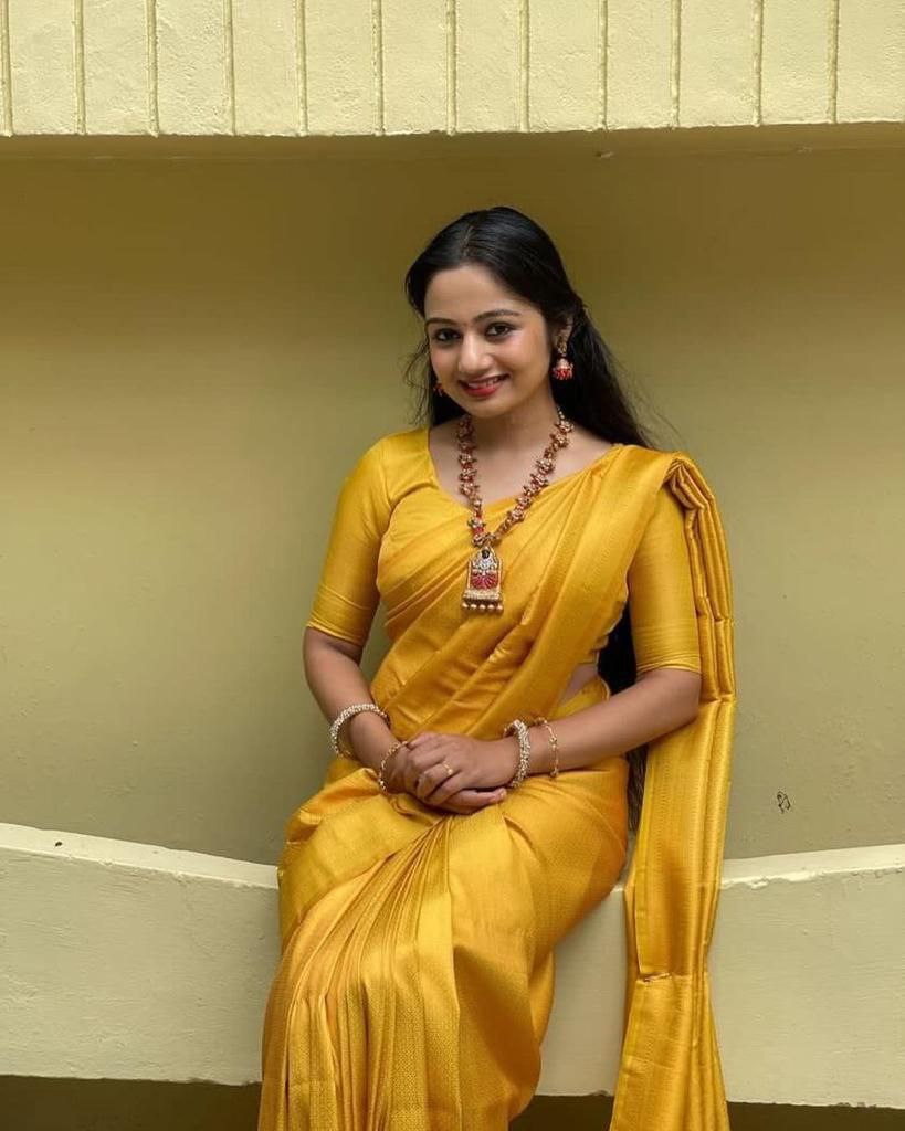 Amiable Yellow Kanjivaram Silk Saree With Smart Blouse Piece