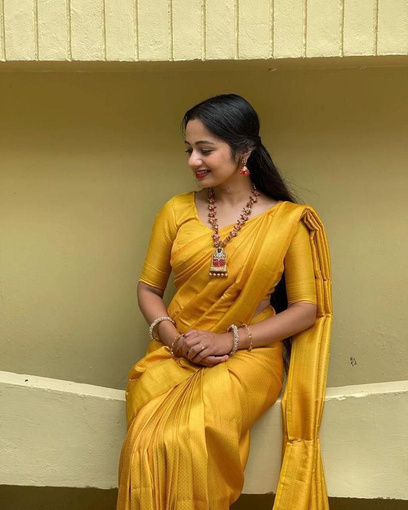 Amiable Yellow Kanjivaram Silk Saree With Smart Blouse Piece