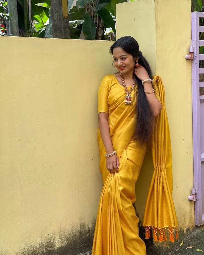 Amiable Yellow Kanjivaram Silk Saree With Smart Blouse Piece