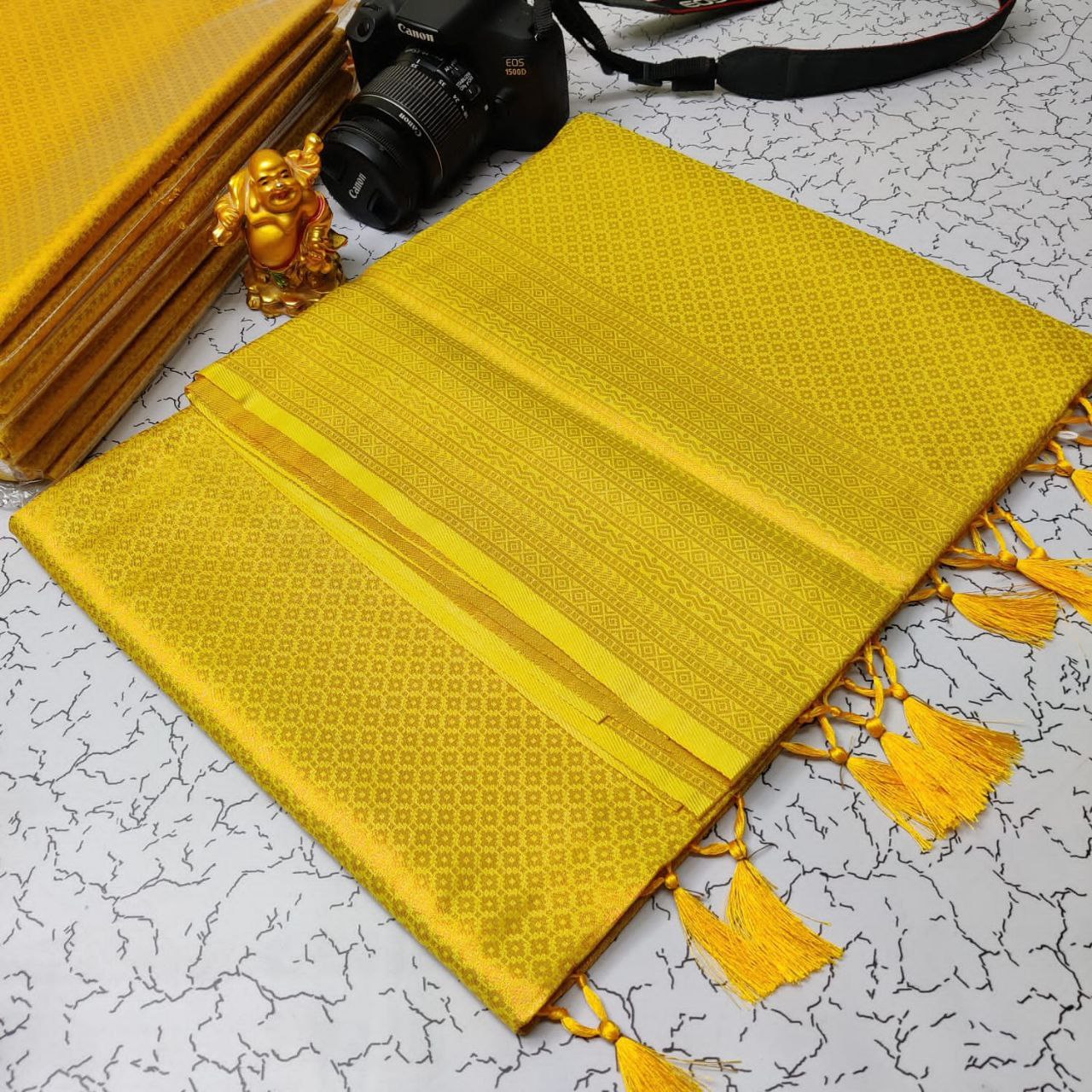 Amiable Yellow Kanjivaram Silk Saree With Smart Blouse Piece