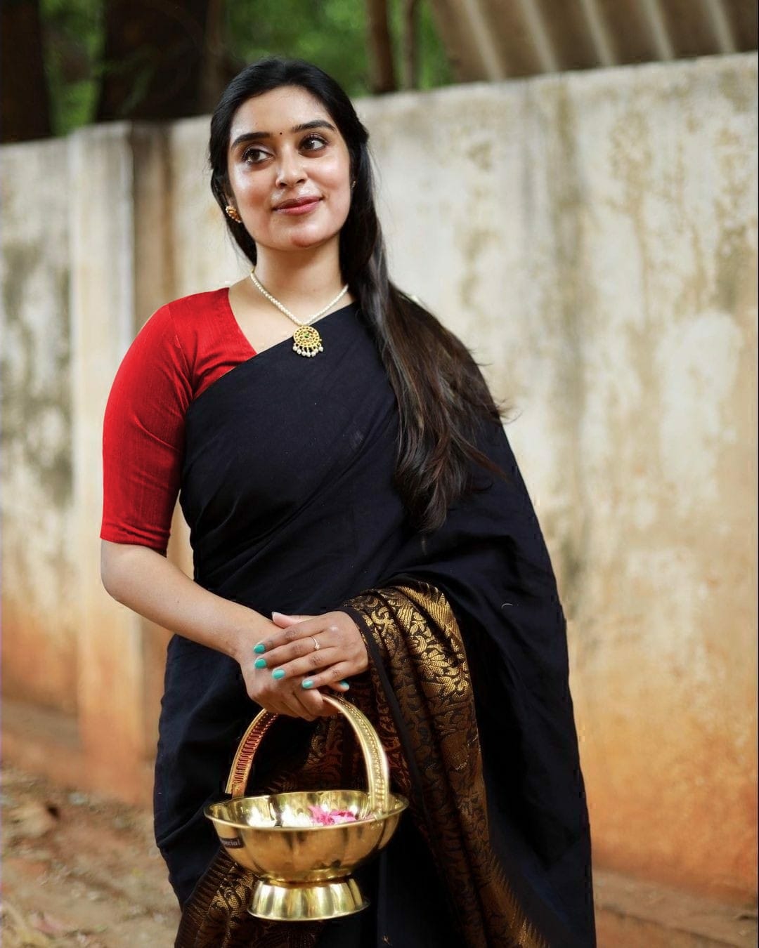 Gratifying Black Soft Silk Saree With Stylish Blouse Piece