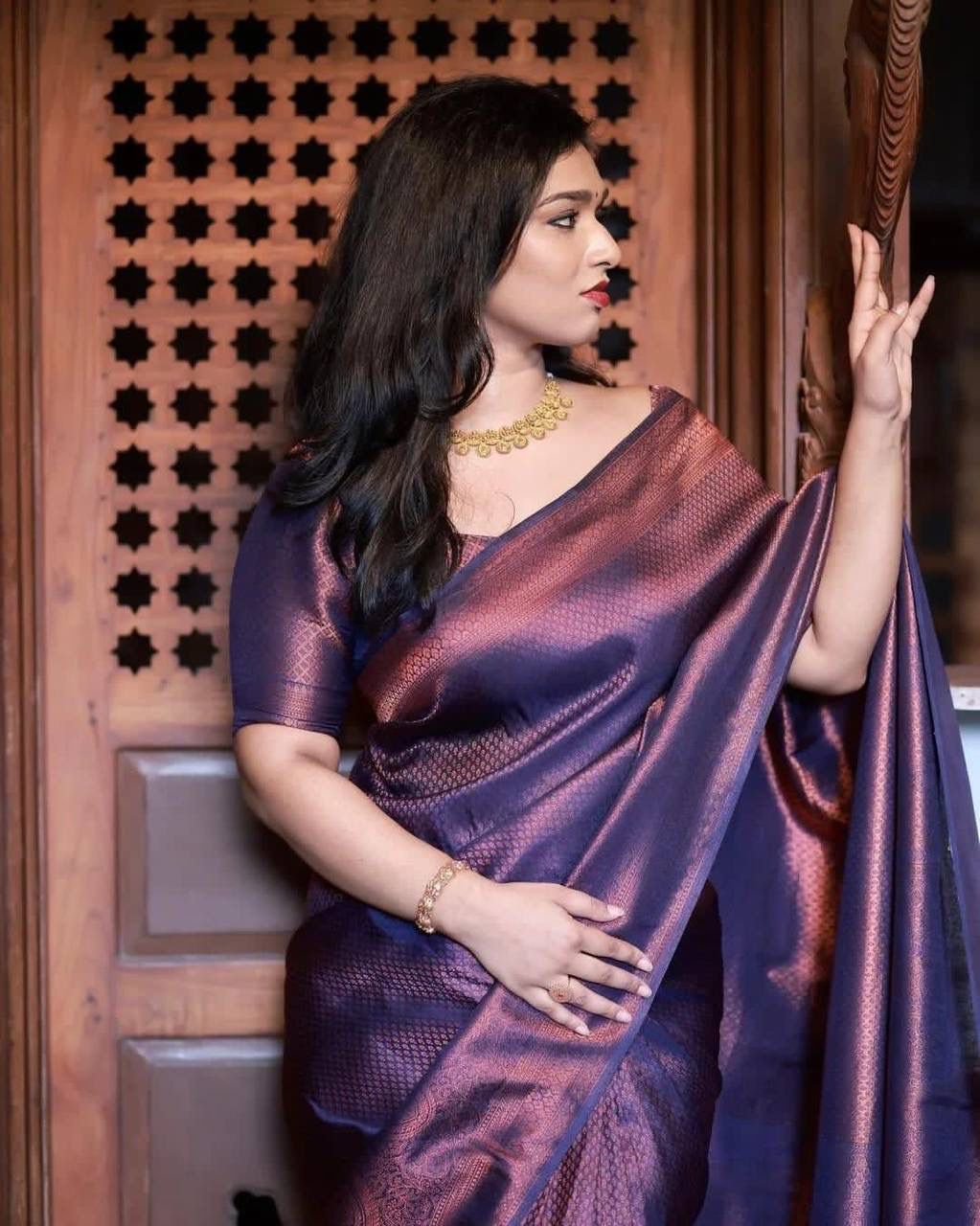 Mellifluous Navy Blue Soft Silk Saree With Divine Blouse Piece