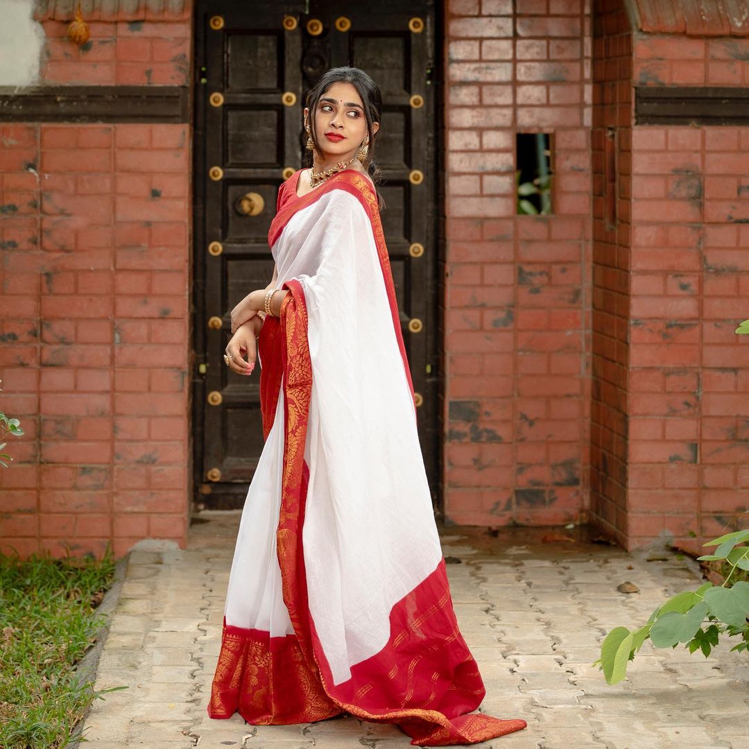 Classic White Soft Silk Saree With Snappy Blouse Piece