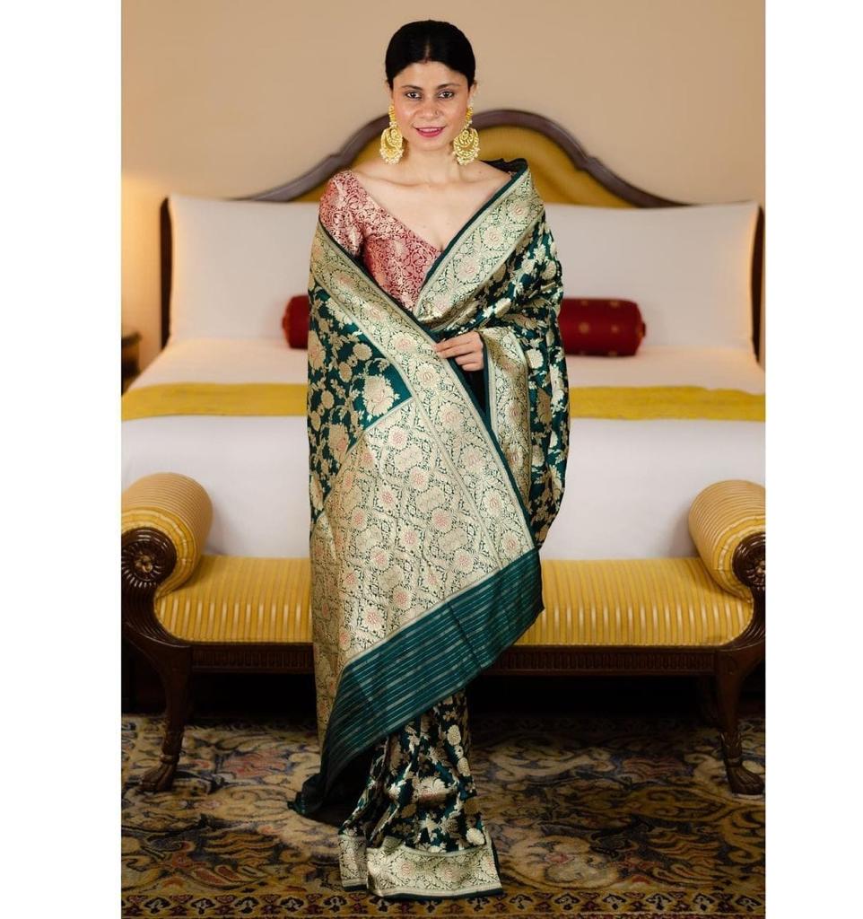 Smart Green Soft Banarasi Silk Saree With Classic Blouse Piece