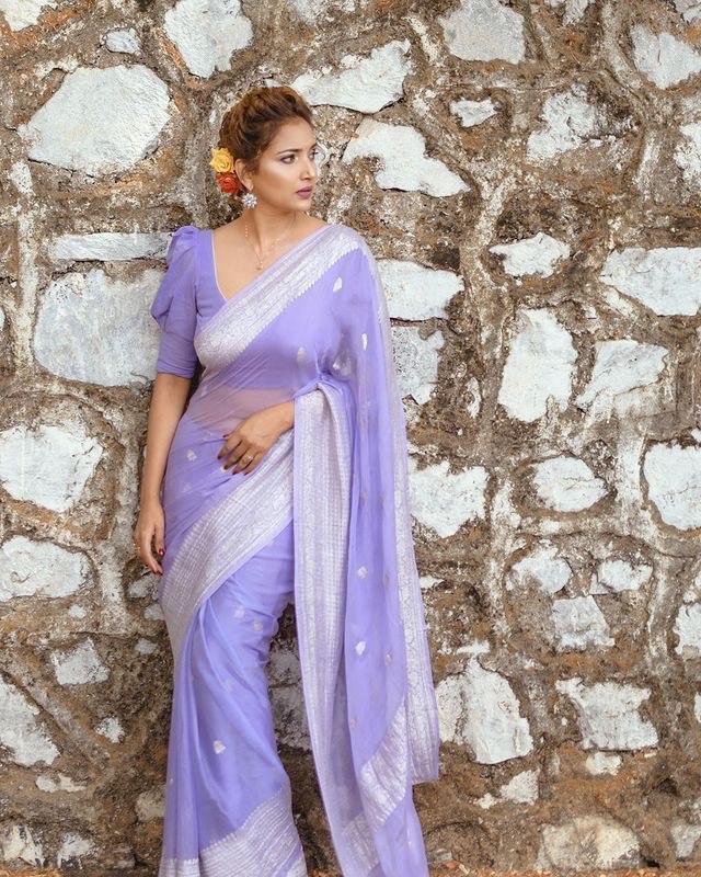 Embrocation Lavender Linen Silk Saree With Felicitous Blouse Piece