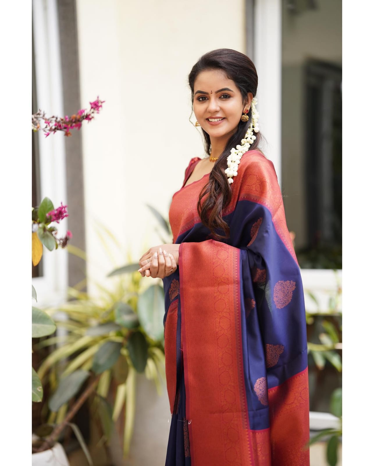 Tempting Navy Blue Soft Silk Saree With Glittering Blouse Piece