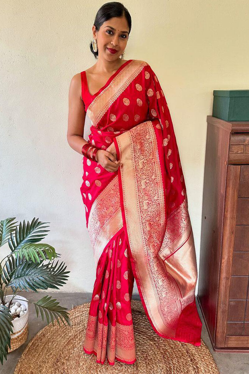 Unique Red Soft Silk Saree With Stylish Blouse Piece