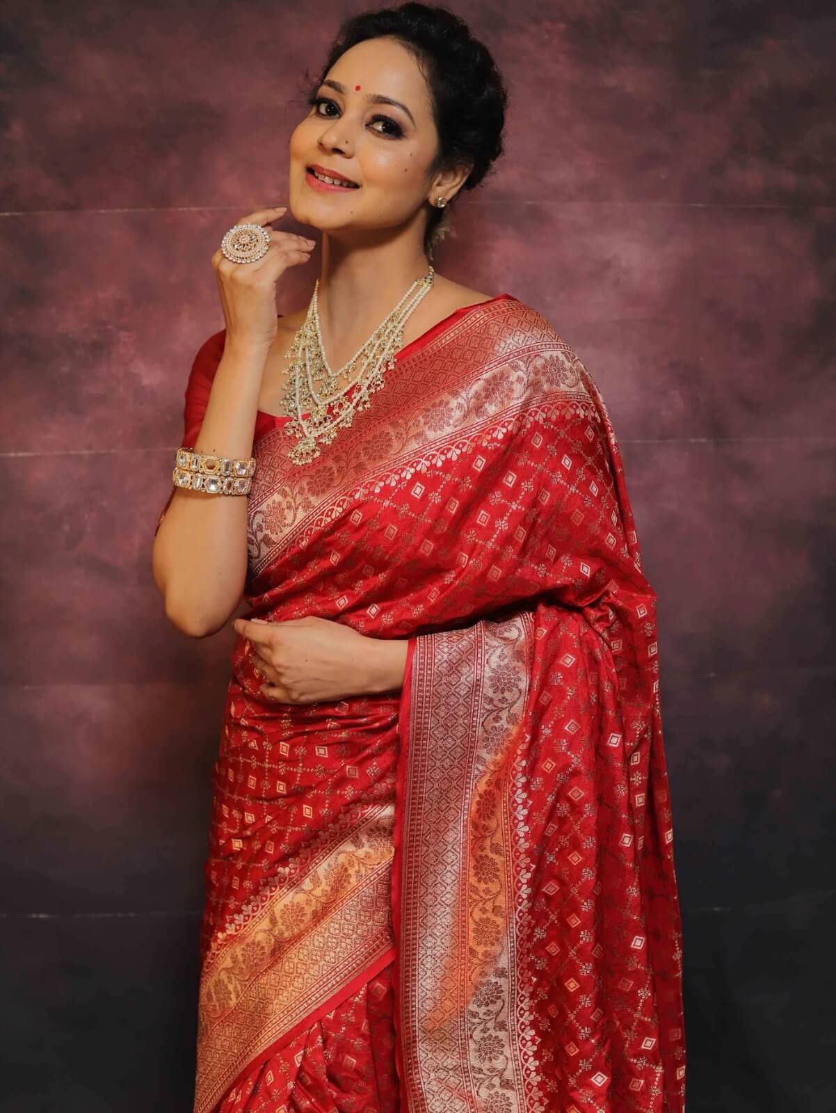 Ineffable Red Soft Silk Saree With Beguiling Blouse Piece
