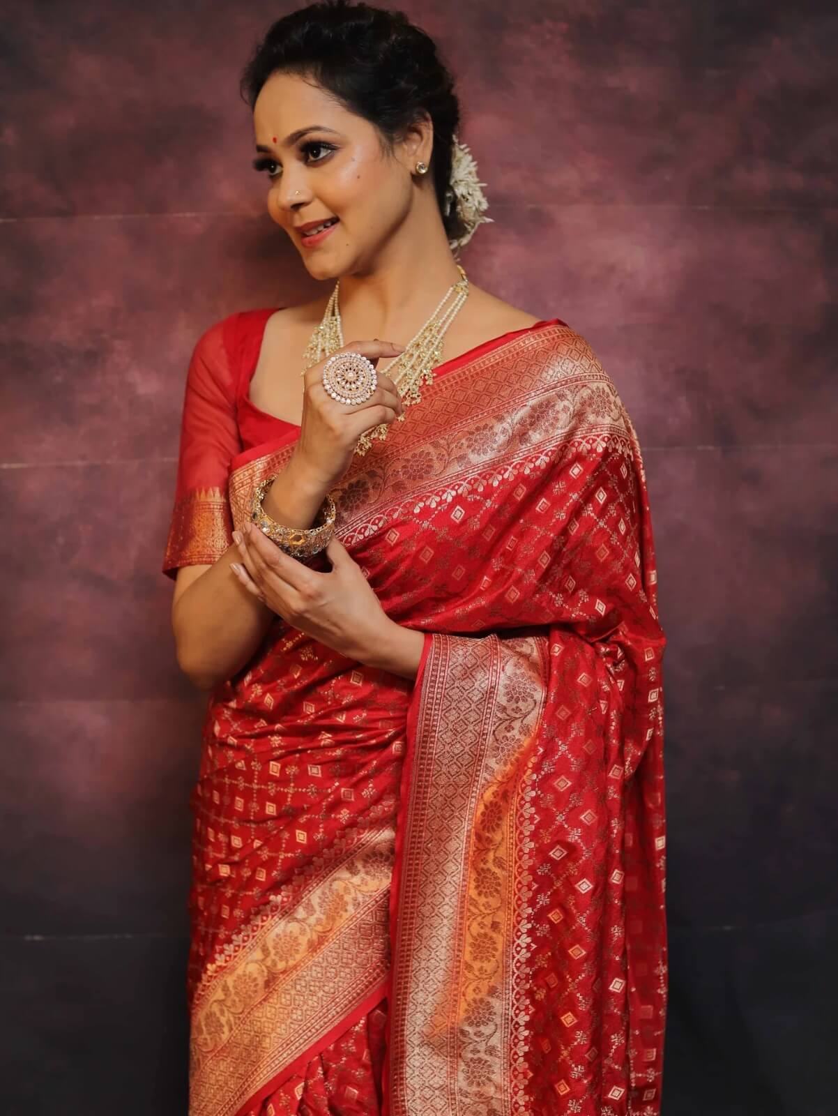 Ineffable Red Soft Silk Saree With Beguiling Blouse Piece