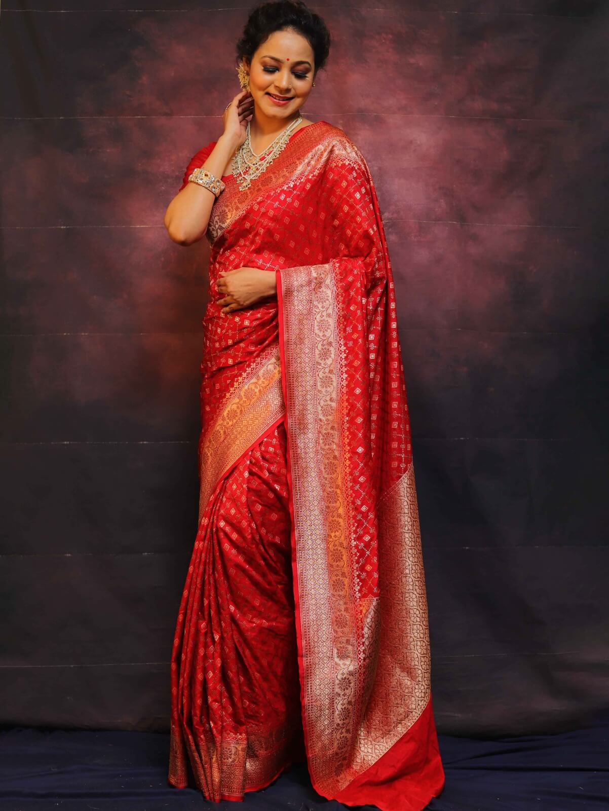 Ineffable Red Soft Silk Saree With Beguiling Blouse Piece