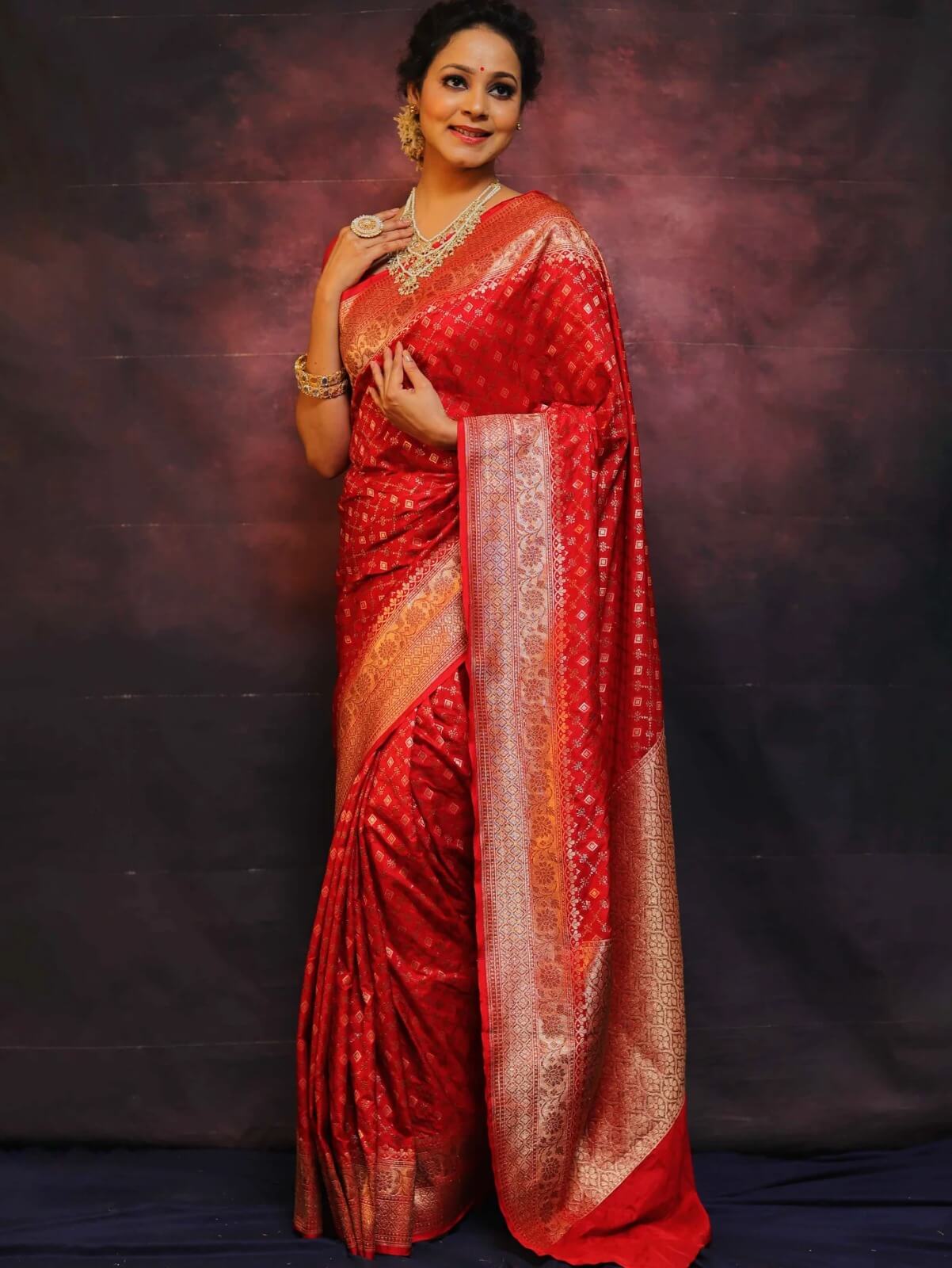 Ineffable Red Soft Silk Saree With Beguiling Blouse Piece