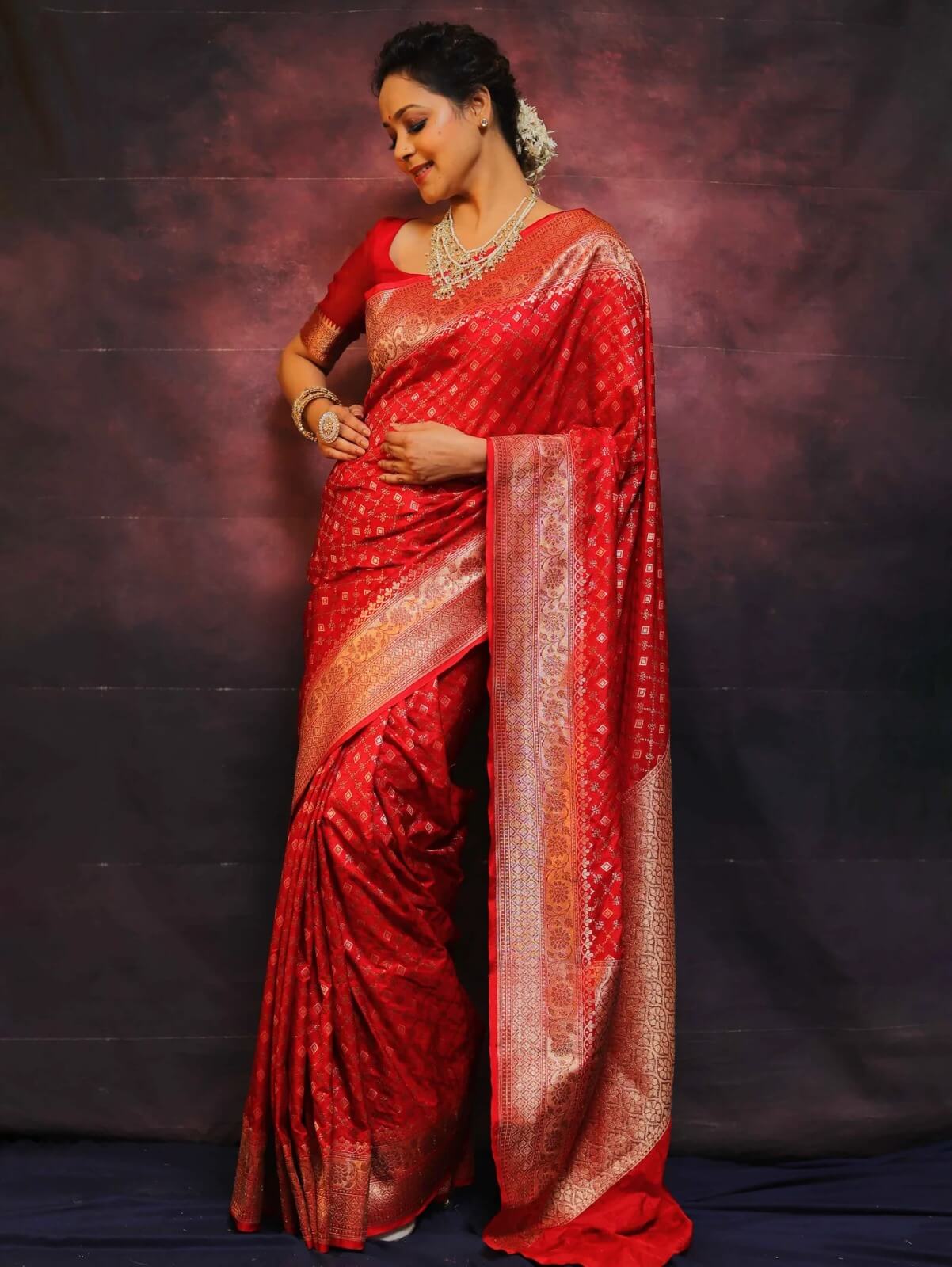 Ineffable Red Soft Silk Saree With Beguiling Blouse Piece
