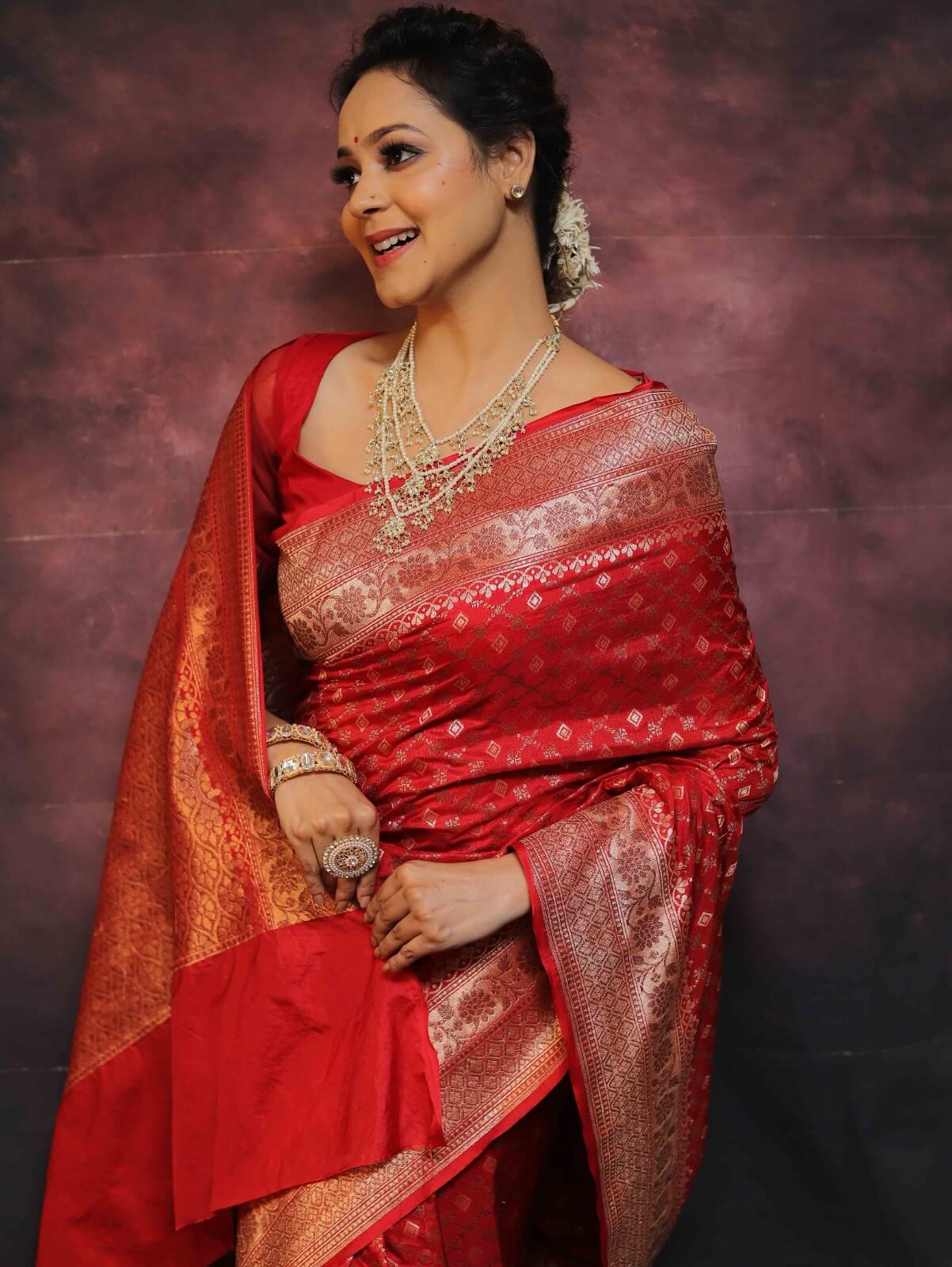 Ineffable Red Soft Silk Saree With Beguiling Blouse Piece