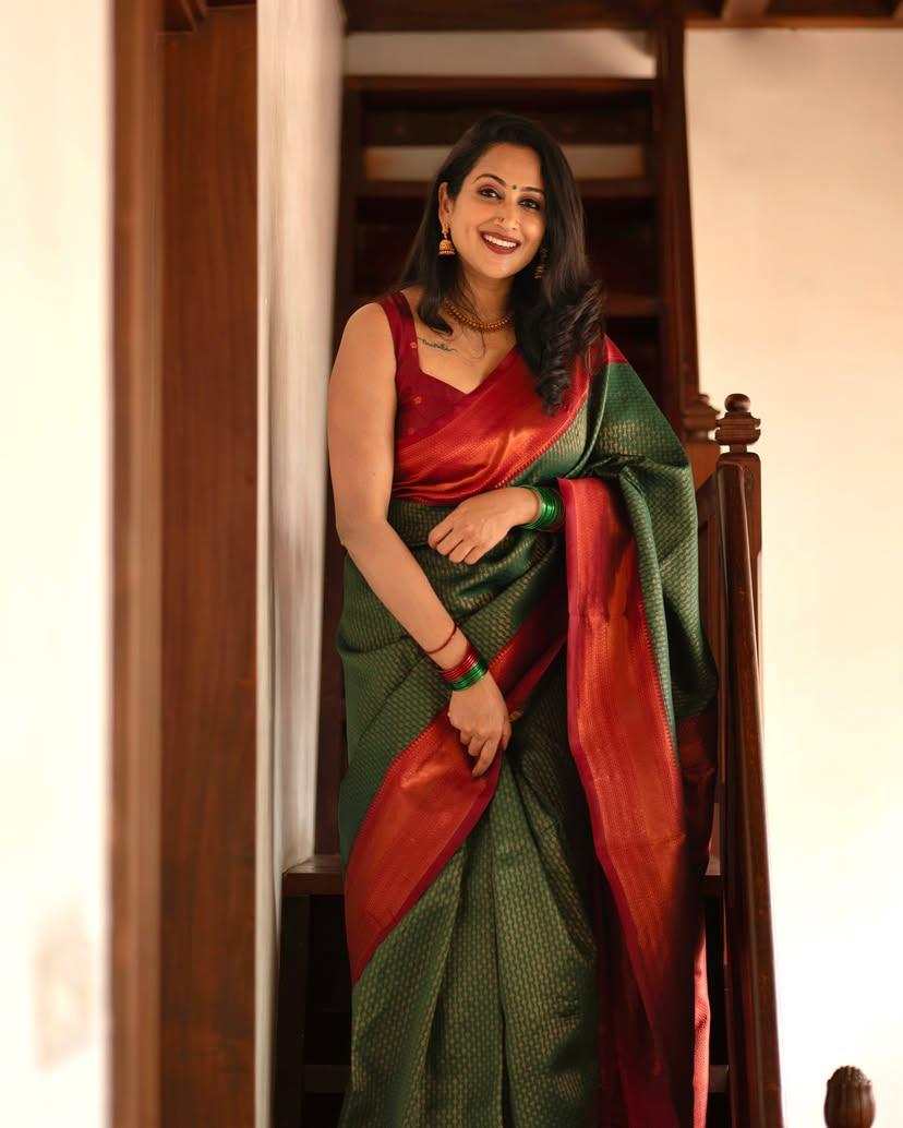Vivacious Dark Green Soft Silk Saree With Piquant Blouse Piece