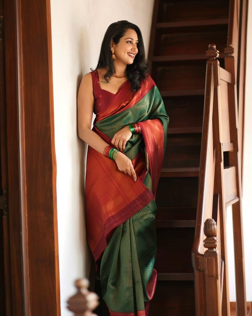 Vivacious Dark Green Soft Silk Saree With Piquant Blouse Piece