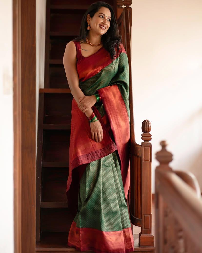 Vivacious Dark Green Soft Silk Saree With Piquant Blouse Piece