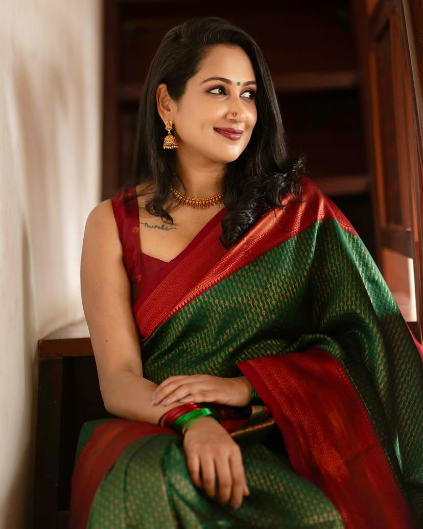 Vivacious Dark Green Soft Silk Saree With Piquant Blouse Piece