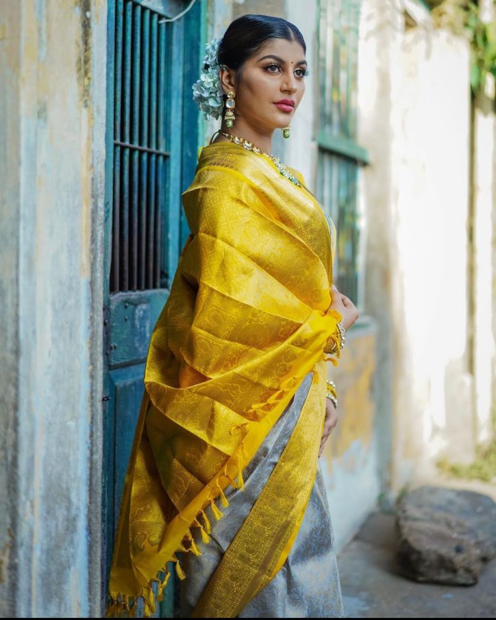 Posh Off White Soft Silk Saree With Adorning Blouse Piece