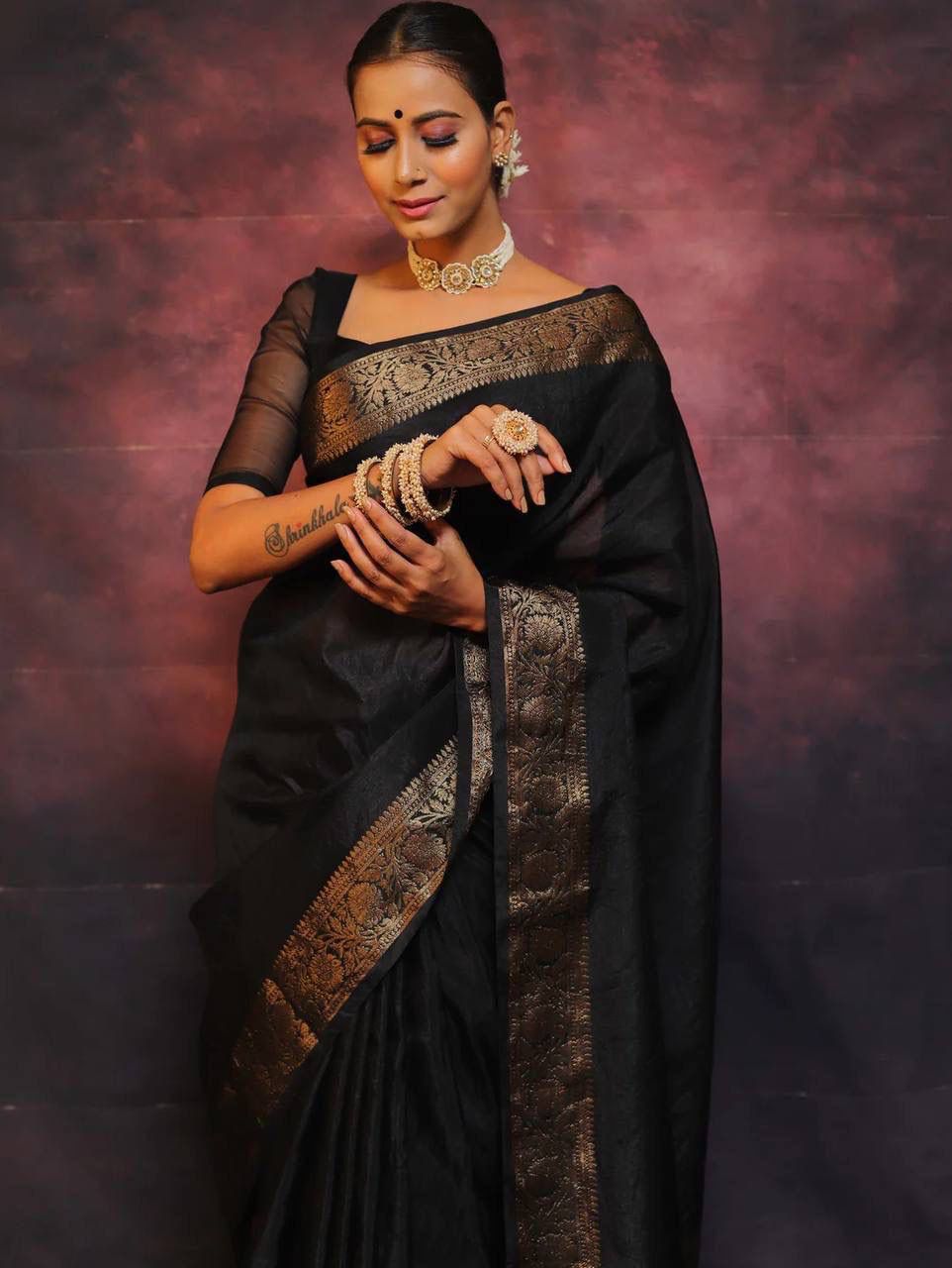 Engaging Black Soft Silk Saree With Proficient Blouse Piece