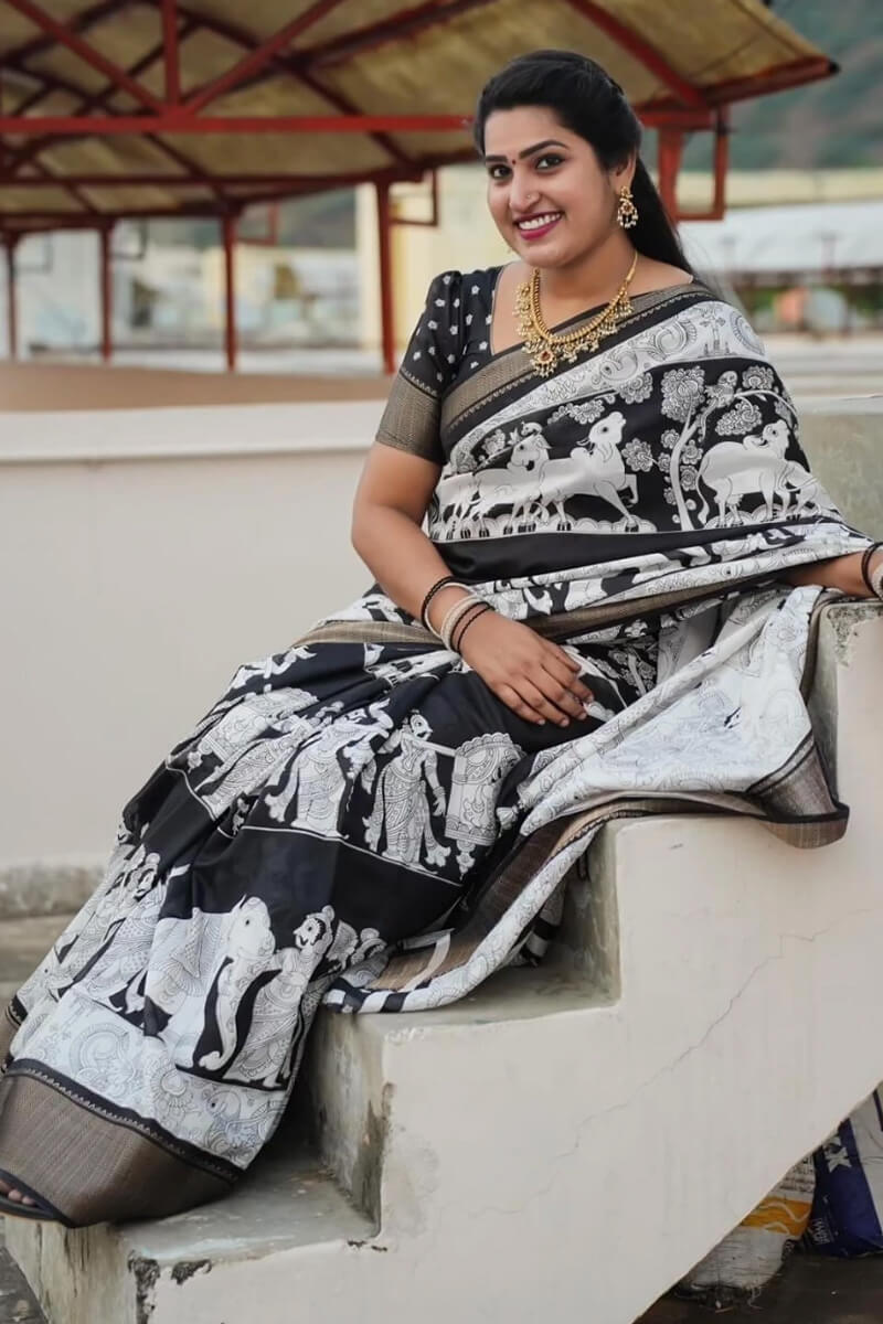 Moiety Off White Digital Printed Soft Silk Saree With Denouement Blouse Piece