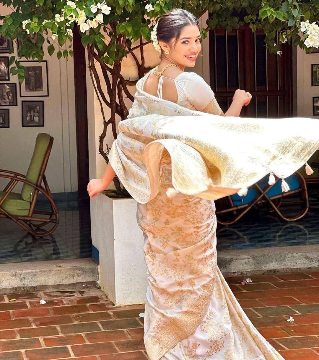 Magnetic Beige Soft Silk Saree With Susurrous Blouse Piece