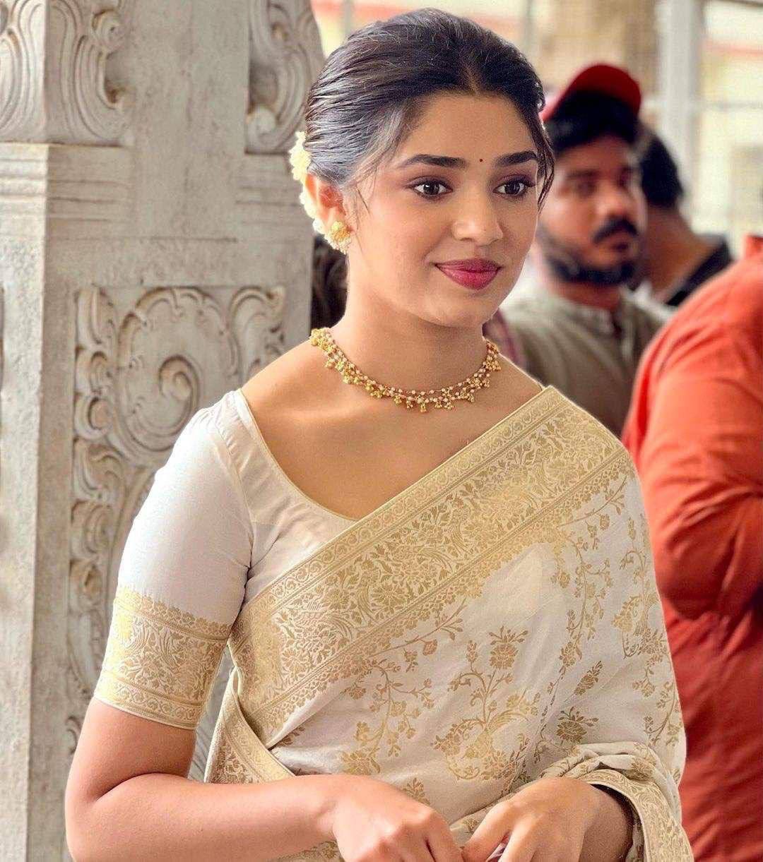 Magnetic Beige Soft Silk Saree With Susurrous Blouse Piece