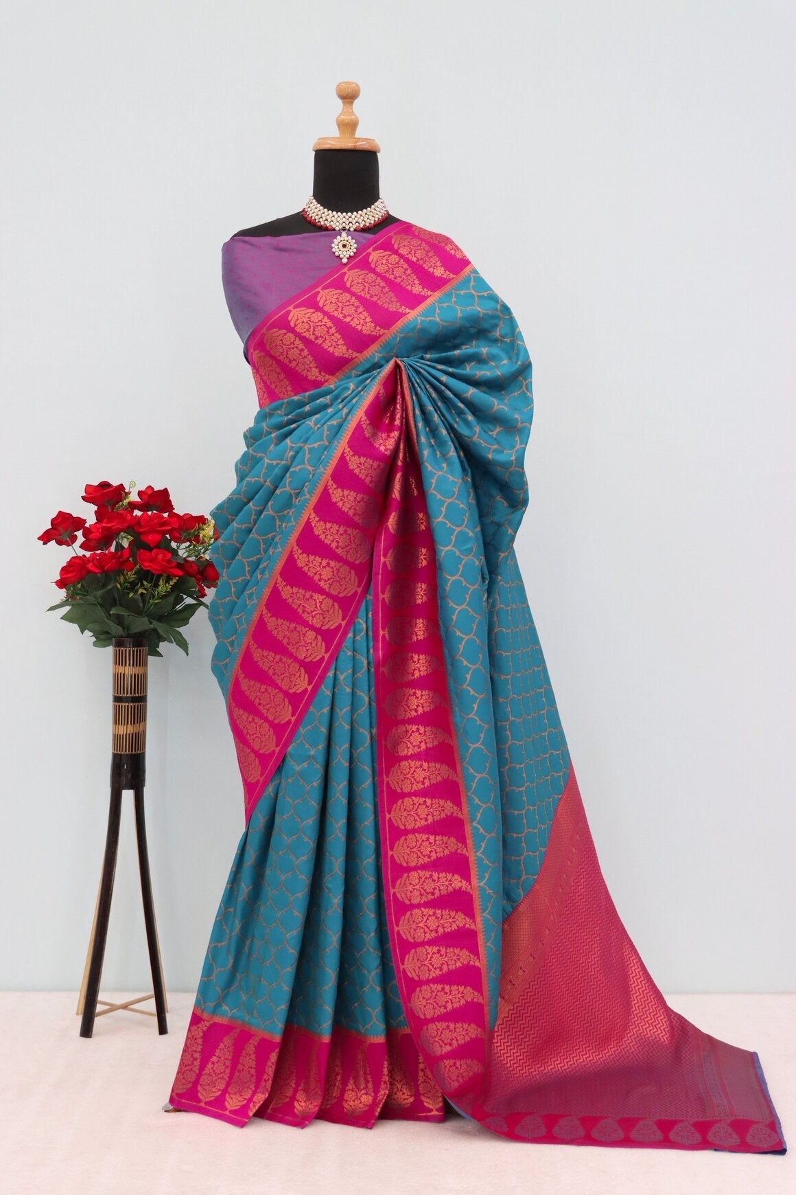 Gratifying Rama Soft Banarasi Silk Saree With Snazzy Blouse Piece