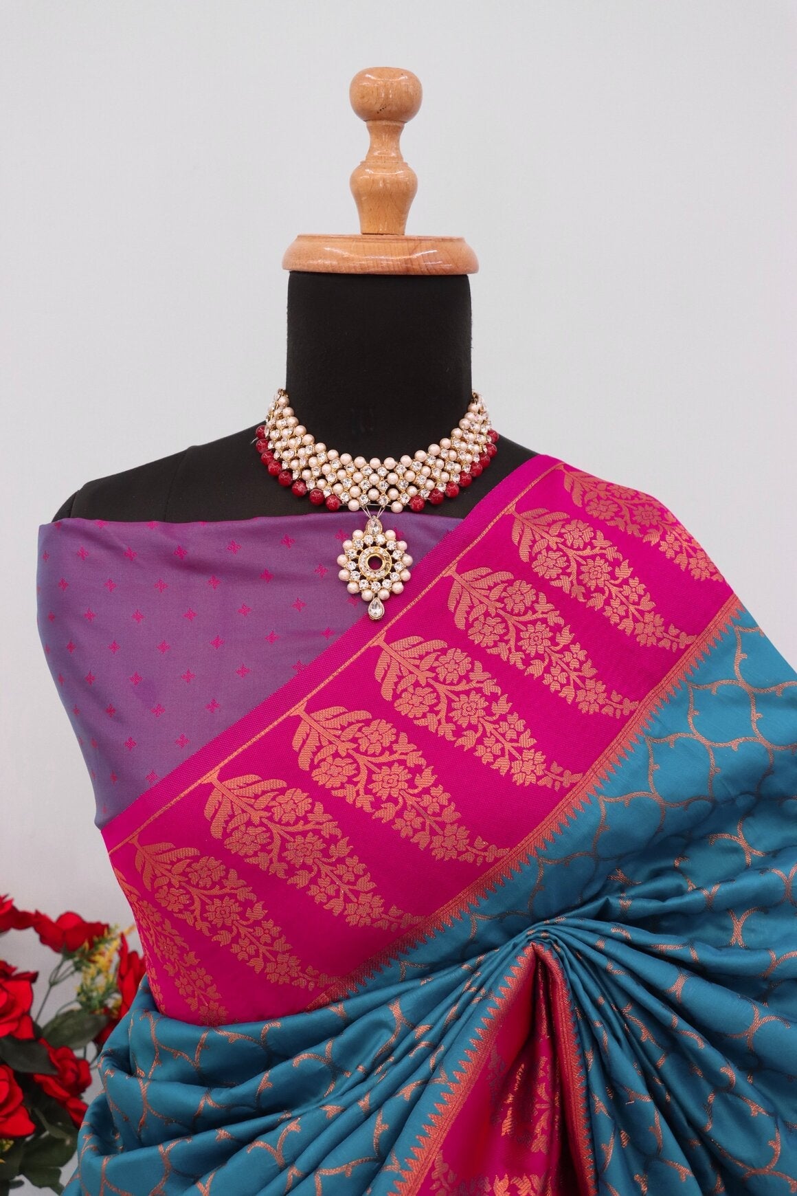 Gratifying Rama Soft Banarasi Silk Saree With Snazzy Blouse Piece