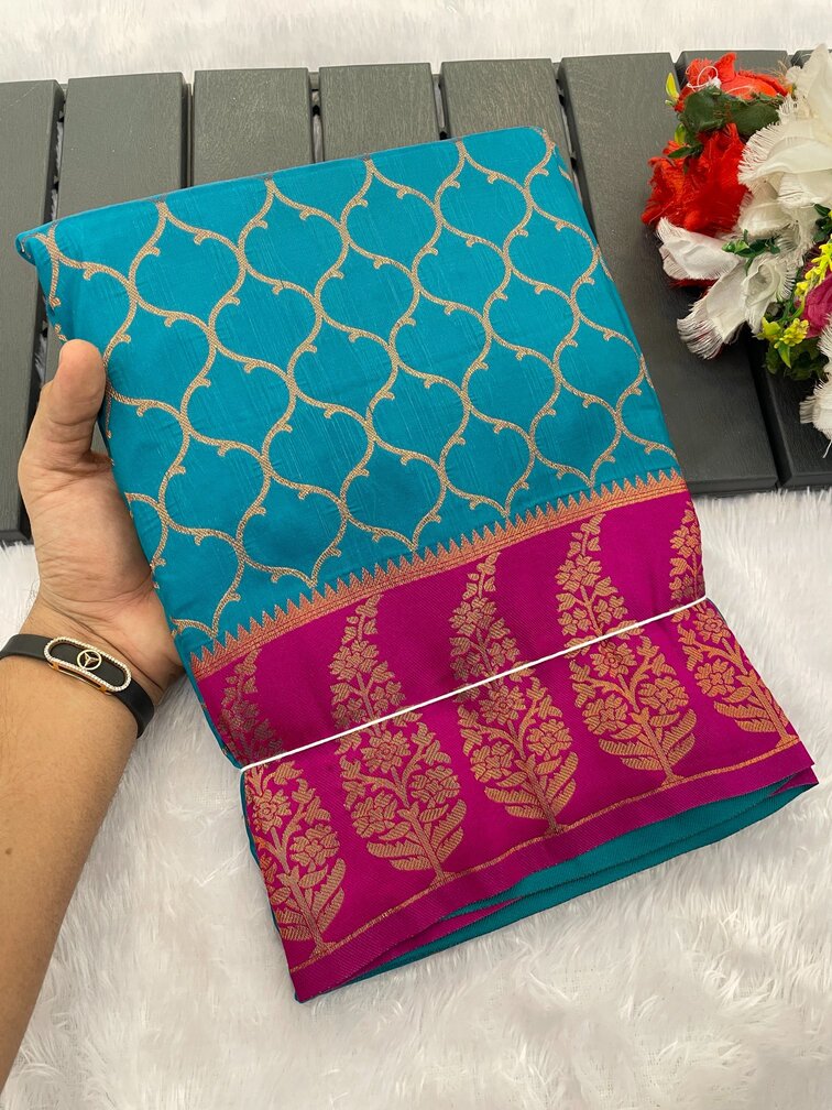 Gratifying Rama Soft Banarasi Silk Saree With Snazzy Blouse Piece