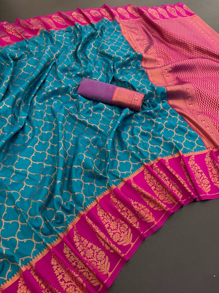 Gratifying Rama Soft Banarasi Silk Saree With Snazzy Blouse Piece