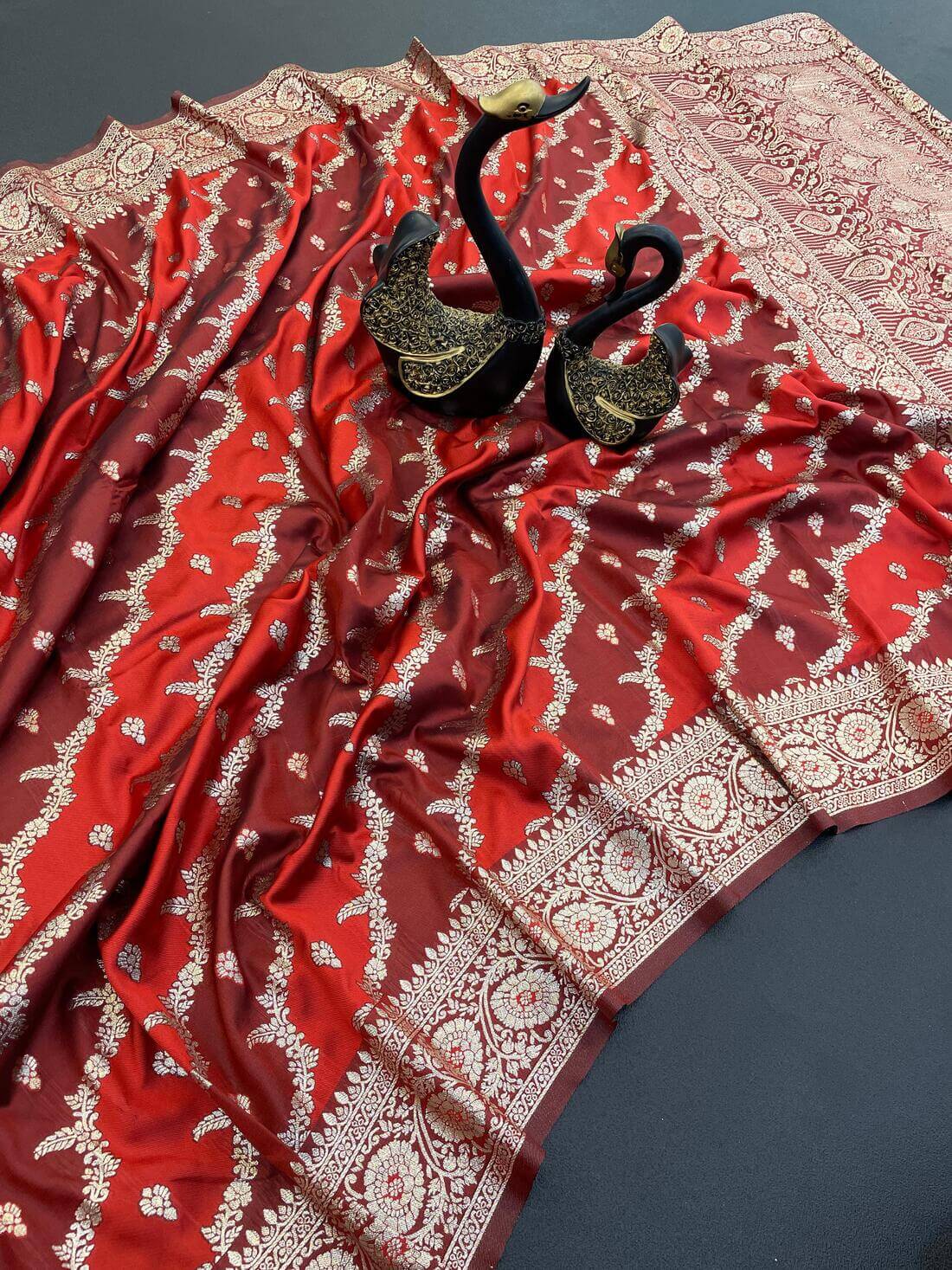 Inimitable Red Soft Banarasi Silk Saree With Ineffable Blouse Piece