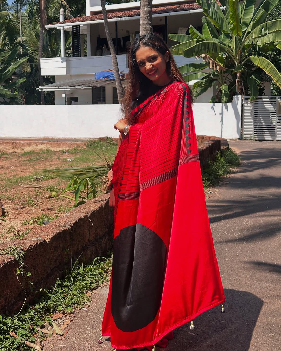 Exquisite Red Digital Printed Crape Silk Saree With Excellent Blouse Piece