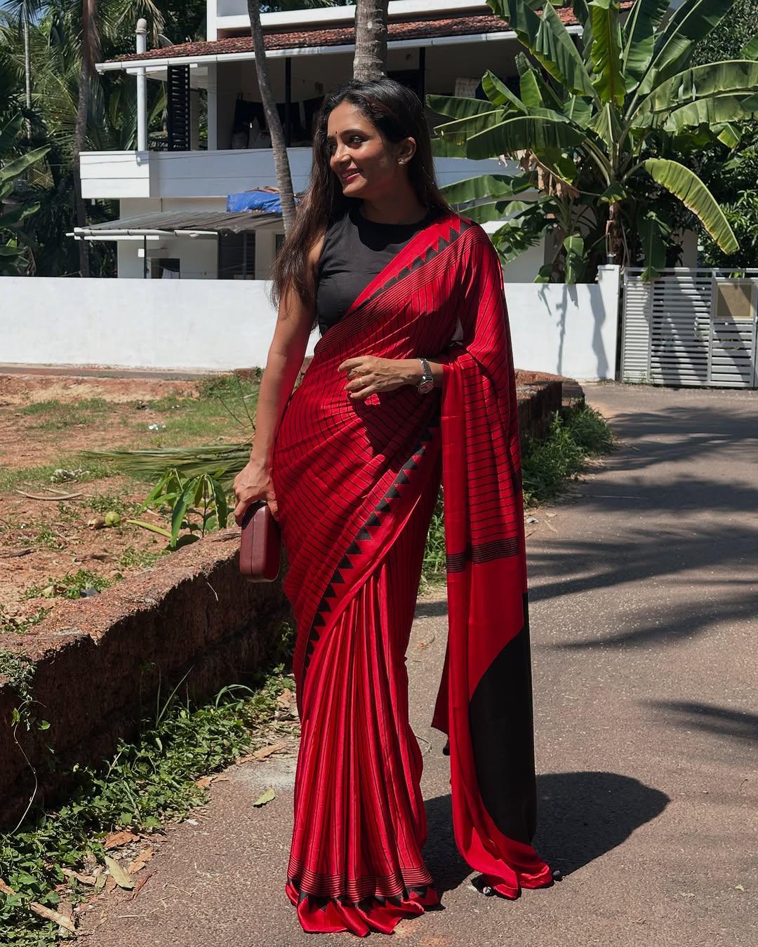 Exquisite Red Digital Printed Crape Silk Saree With Excellent Blouse Piece