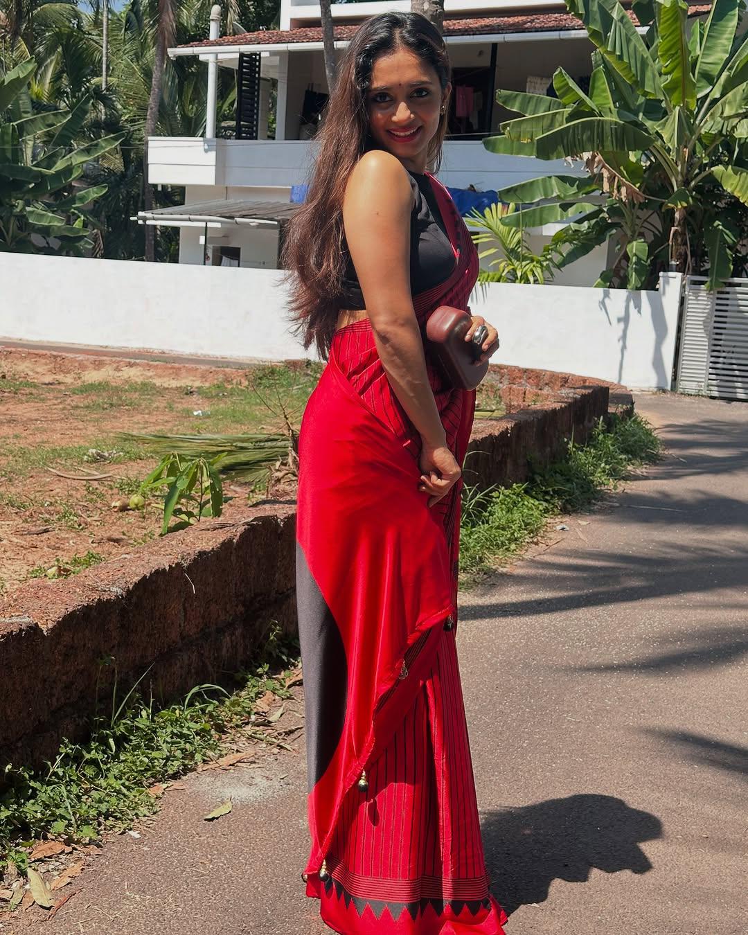 Exquisite Red Digital Printed Crape Silk Saree With Excellent Blouse Piece