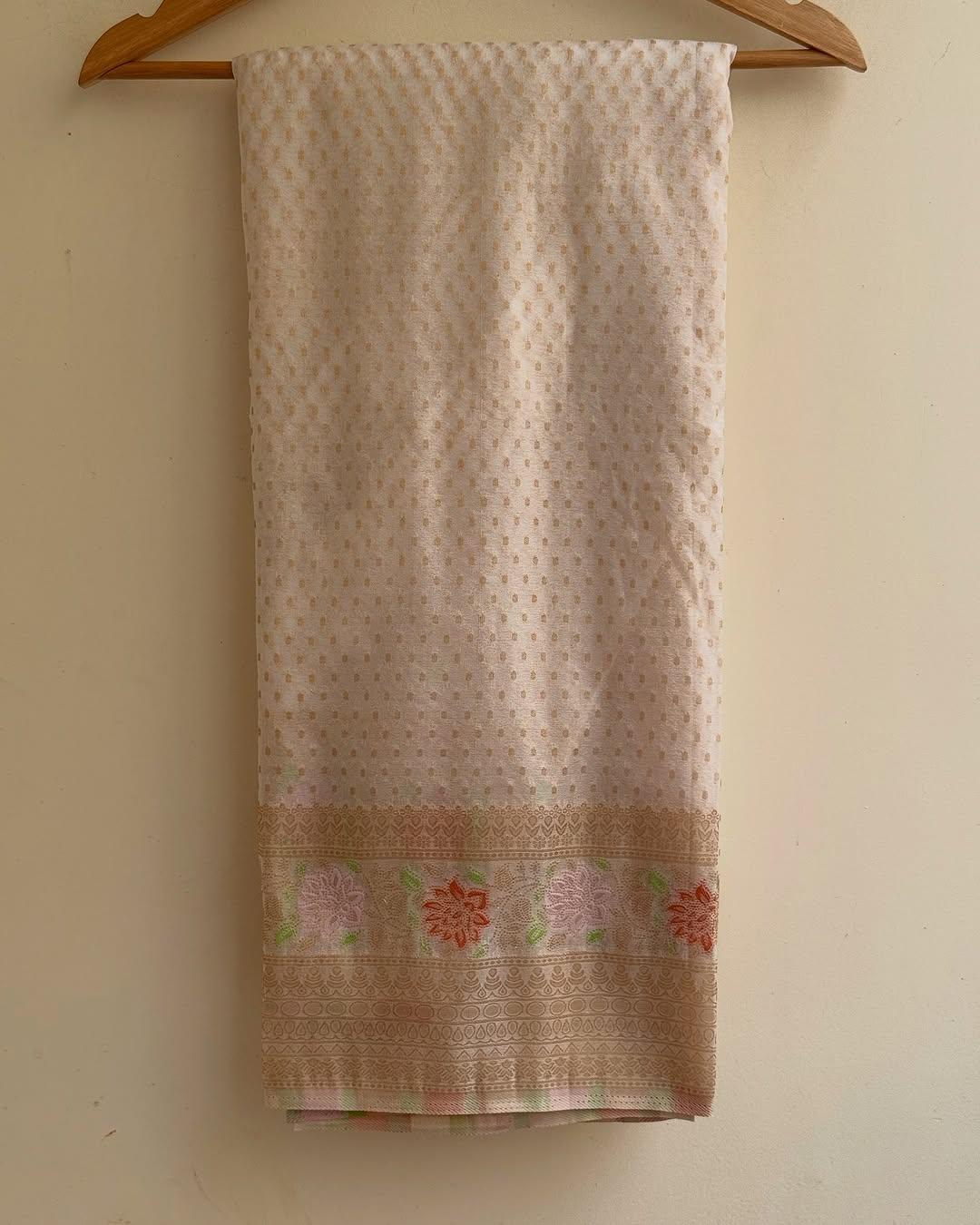 Dissemble Off White Soft Banarasi Silk Saree With Brood Blouse Piece