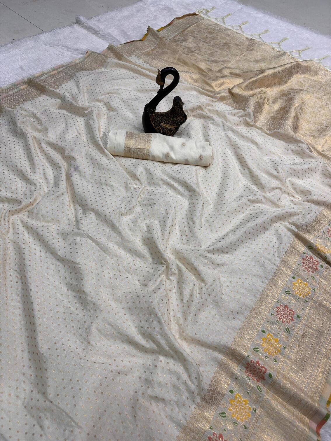 Dissemble Off White Soft Banarasi Silk Saree With Brood Blouse Piece