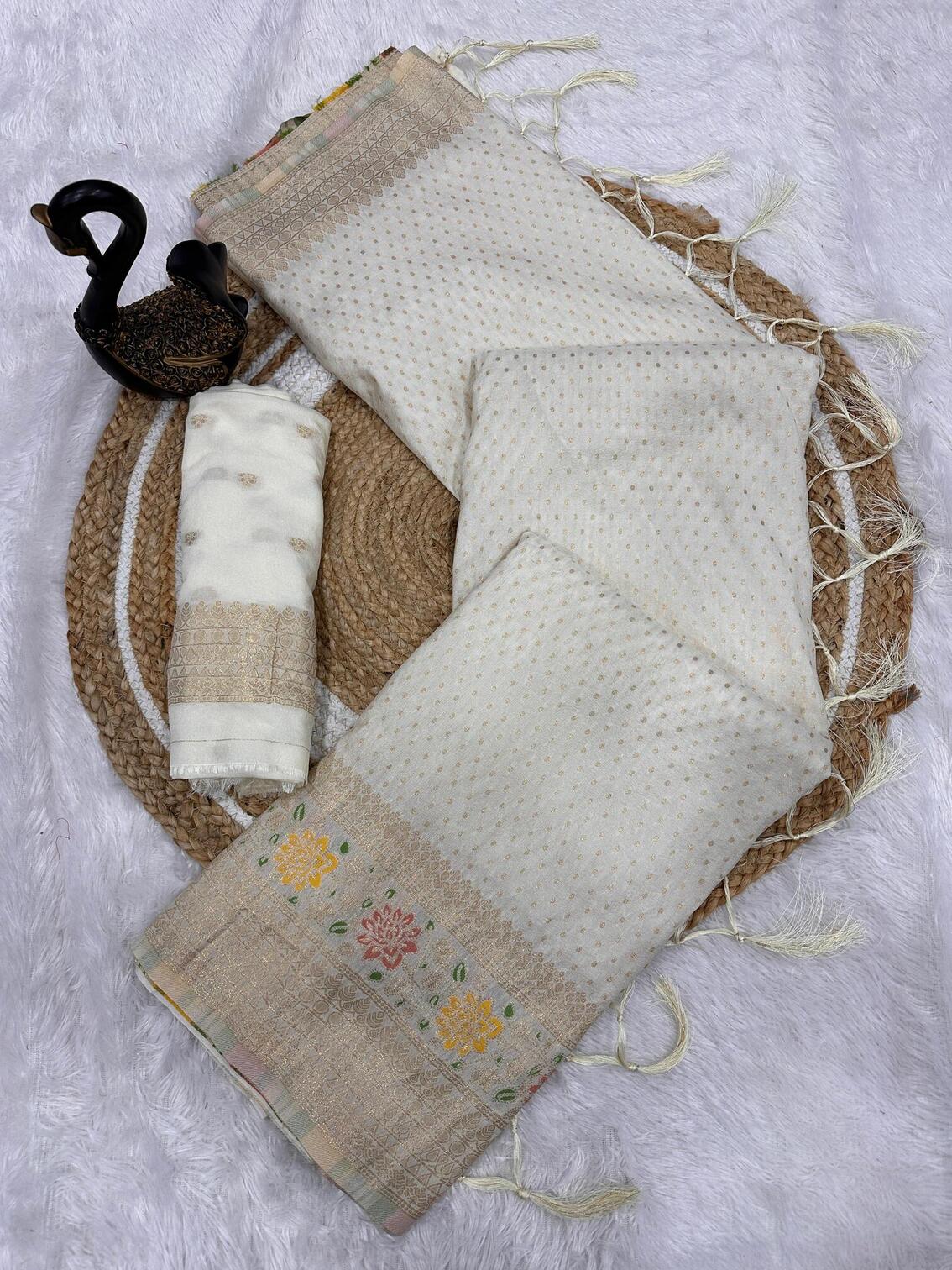 Dissemble Off White Soft Banarasi Silk Saree With Brood Blouse Piece