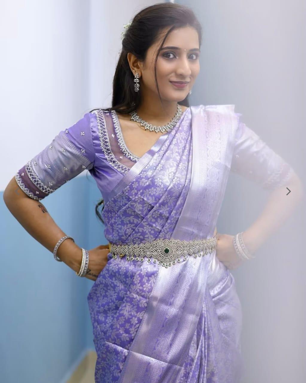 Splendiferous Lavender Soft Silk Saree With Exquisite Blouse Piece