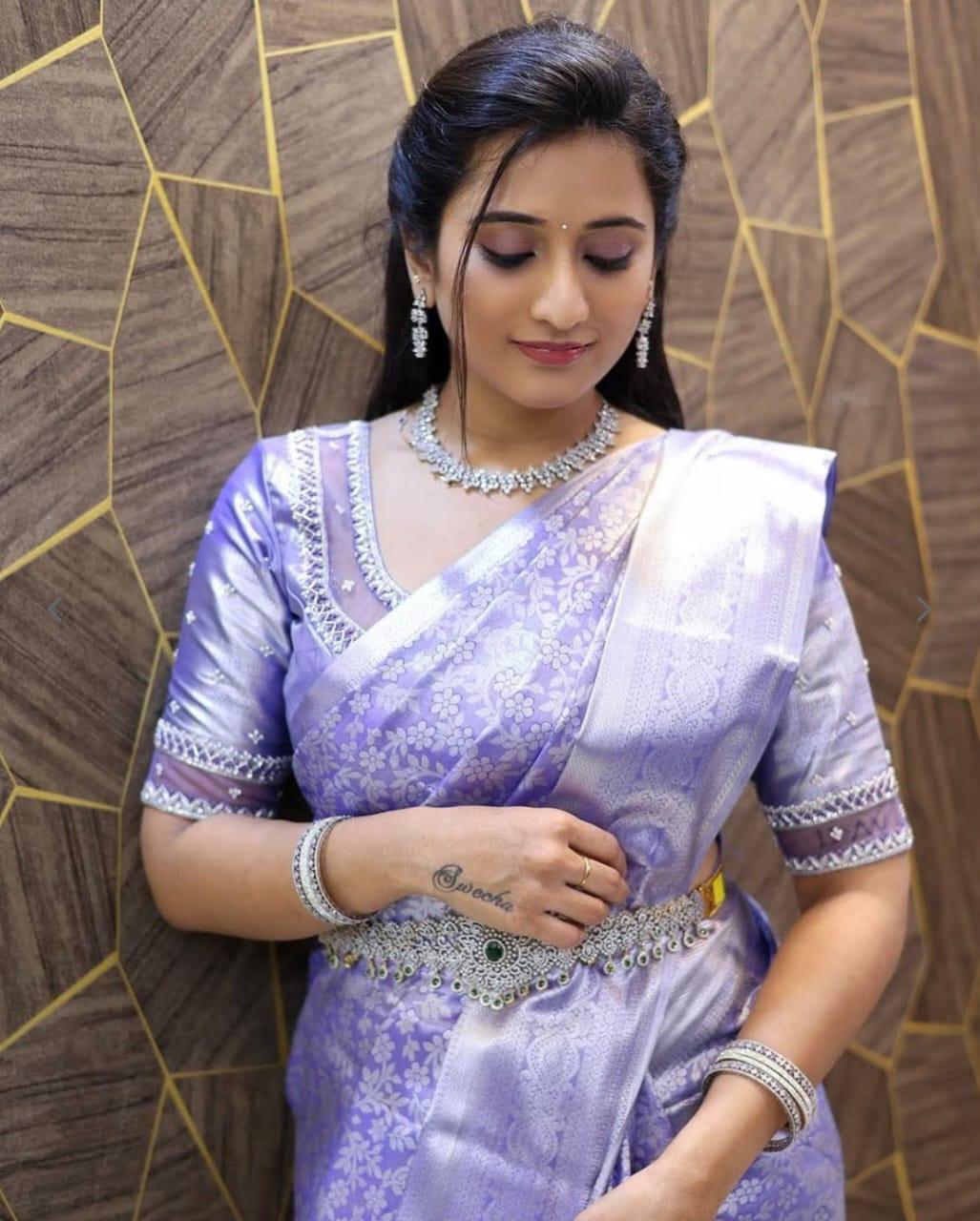 Splendiferous Lavender Soft Silk Saree With Exquisite Blouse Piece