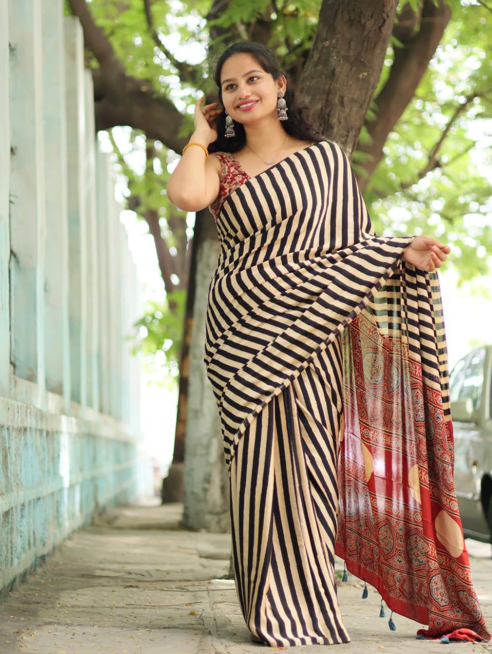 Designer Off White Digital Printed Crape Silk Saree With Refreshing Blouse Piece