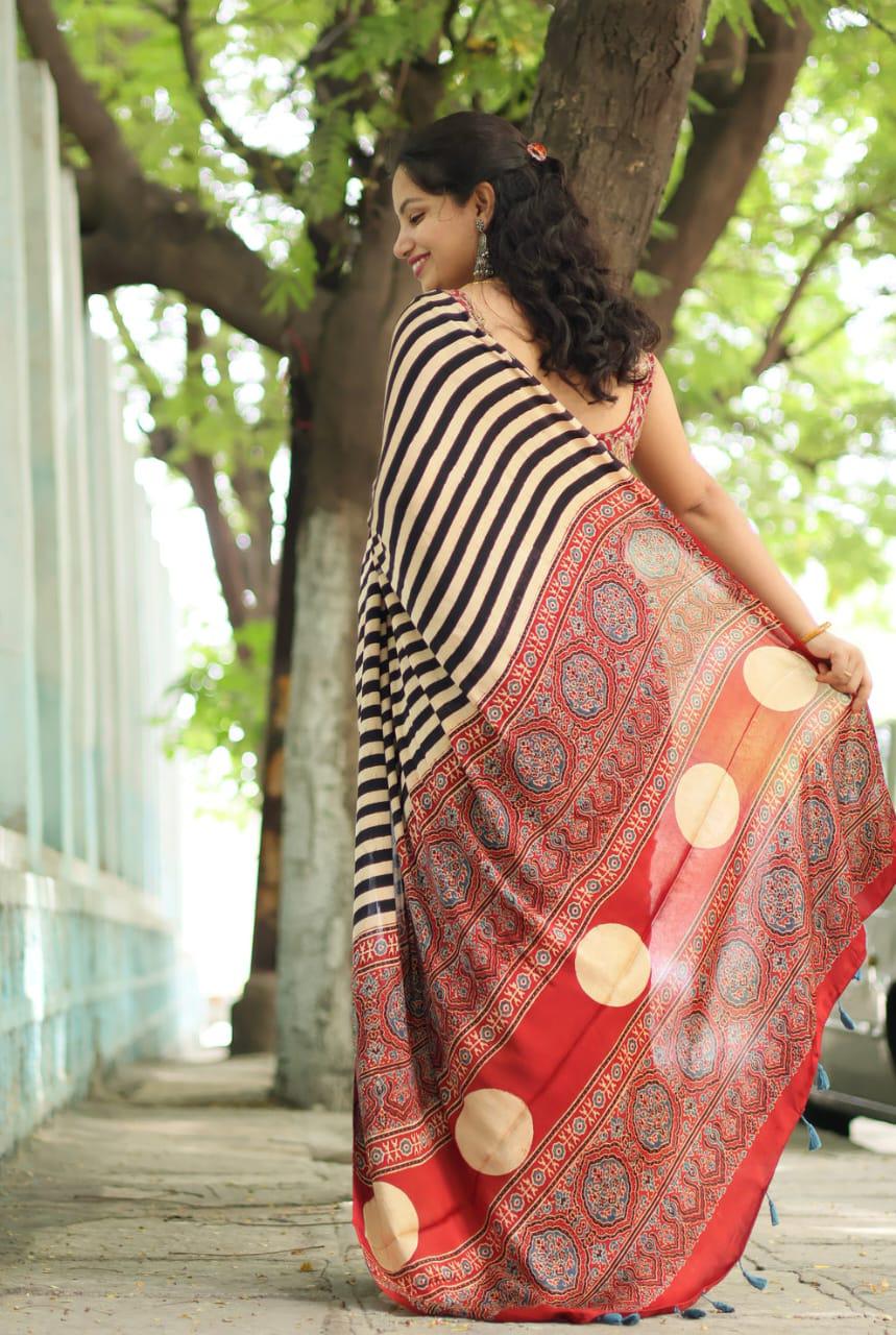 Designer Off White Digital Printed Crape Silk Saree With Refreshing Blouse Piece